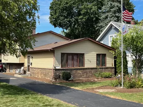 122 N Garfield Ave, Mundelein, IL 60060