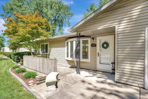 1410 Aztec Dr, Champaign, IL 61821 photo 4