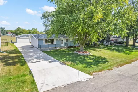 165 Magnuson Ln, Somonauk, IL 60552