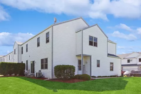 1810 Waters Edge Dr, Minooka, IL 60447