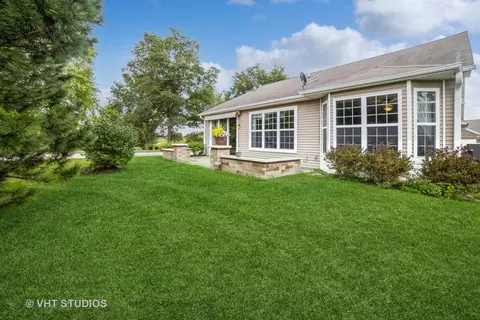 2800 Edgewater Dr, Elgin, IL 60124 photo 4