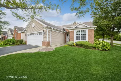 2800 Edgewater Dr, Elgin, IL 60124 photo 3