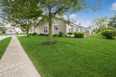 2800 Edgewater Dr, Elgin, IL 60124 photo 9