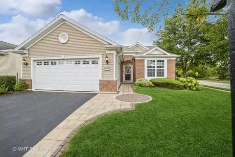 2800 Edgewater Dr, Elgin, IL 60124
