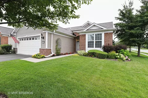 2800 Edgewater Dr, Elgin, IL 60124 photo 1