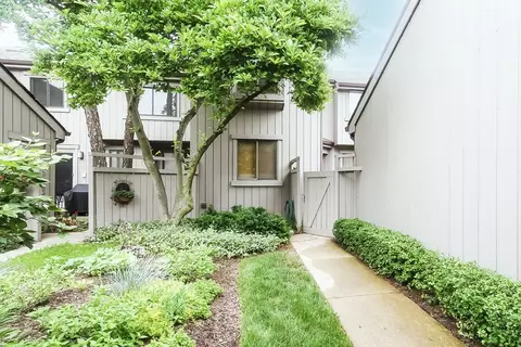 507 Shoreline Rd, Lake Barrington, IL 60010