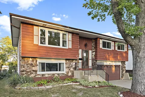 3 Joyce Ln, Streamwood, IL 60107