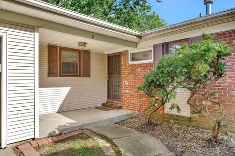 1006 Frank Dr, Champaign, IL 61821 photo 3