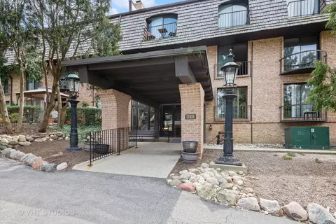 600 W Russell St #303, Barrington, IL 60010