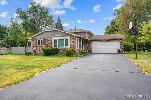 574 Chippewa Trl, Carol Stream, IL 60188