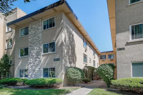 406 Wisconsin Ave #102, Oak Park, IL 60302