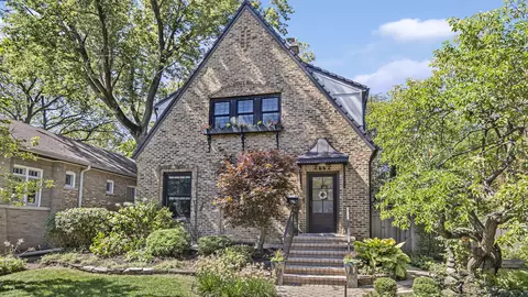 2662 Central Park Ave, Evanston, IL 60201