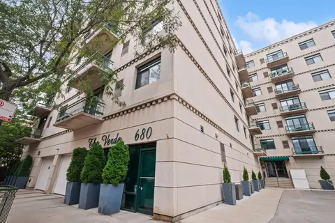 680 N Green St #405, Chicago, IL 60642