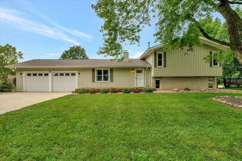 701 Northwood Dr, Mahomet, IL 61853