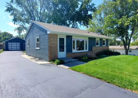 147 Birchwood Rd, Carpentersville, IL 60110