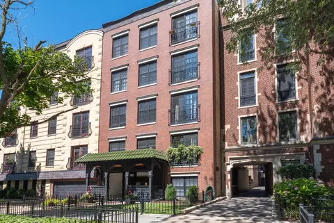 512 W Barry Ave #212, Chicago, IL 60657