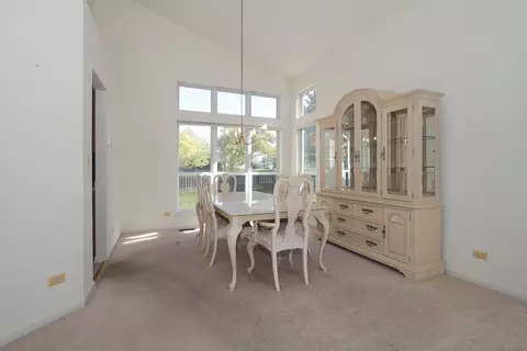 817 Seacrest Ln, Bartlett, IL 60103 photo 8