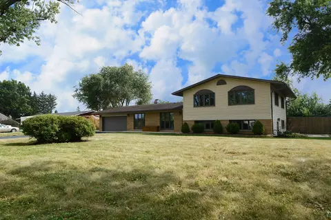 20 W461 Diversey Ave, Addison, IL 60101