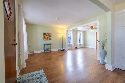 1069 Greenview Ave, Des Plaines, IL 60016 photo 9