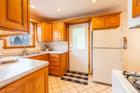 1069 Greenview Ave, Des Plaines, IL 60016 photo 14