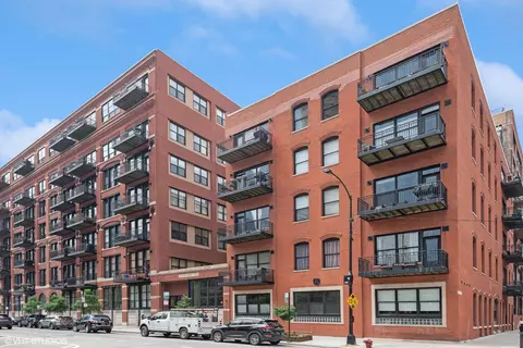 226 N Clinton St #221, Chicago, IL 60661