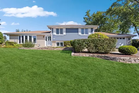 8232 Crestview Dr, Willow Springs, IL 60480