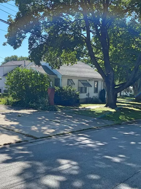 650 Ludlow Ave, Elgin, IL 60120 photo 3