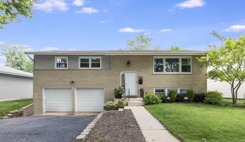 1361 Blackhawk Dr, Elgin, IL 60120