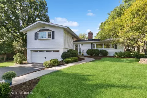 136 S Deerpath Rd, Barrington, IL 60010