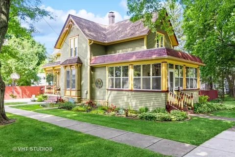 245 S Locust St, Genoa, IL 60135