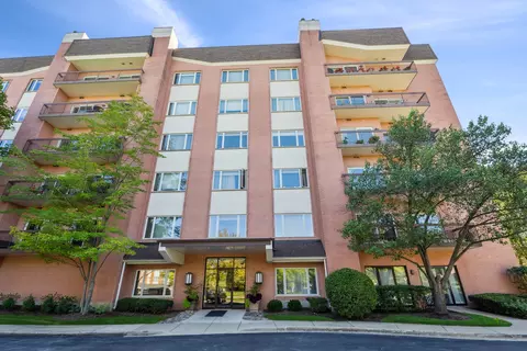 211 Rivershire Ln #503, Lincolnshire, IL 60069