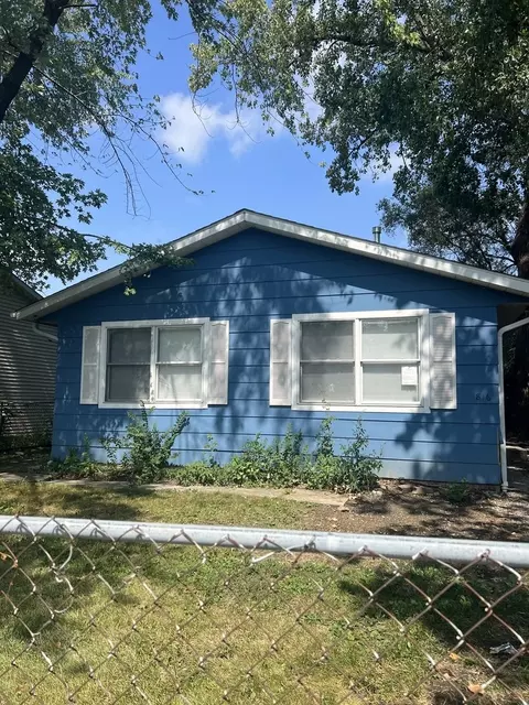 816 Mayfield Dr, Round Lake Beach, IL 60073