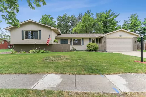 305 Floral Park Dr, Savoy, IL 61874