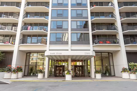 1560 N Sandburg Ter #1915, Chicago, IL 60610