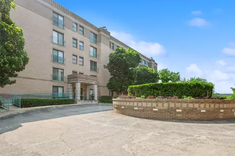 4747 Howard St #303A, Skokie, IL 60076
