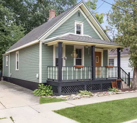 113 S 6th St, West Dundee, IL 60118