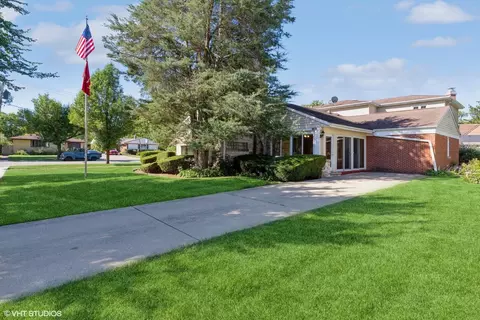 1192 Jeannette St, Des Plaines, IL 60016