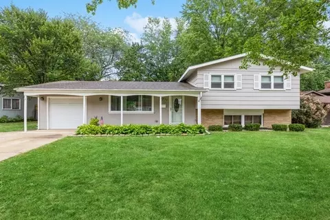 693 Devonshire Ln, Crystal Lake, IL 60014