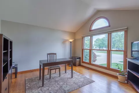 830 Harmon Blvd, Hoffman Estates, IL 60169 photo 4