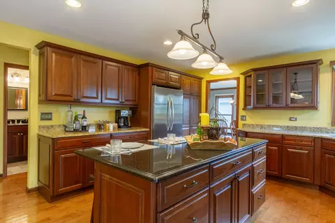 830 Harmon Blvd, Hoffman Estates, IL 60169 photo 9