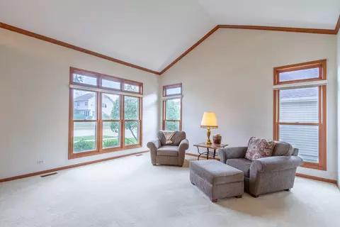 830 Harmon Blvd, Hoffman Estates, IL 60169 photo 5