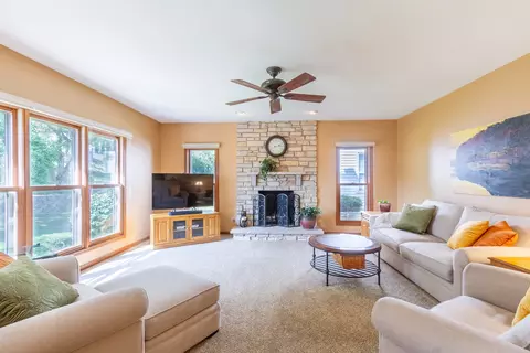 830 Harmon Blvd, Hoffman Estates, IL 60169 photo 12