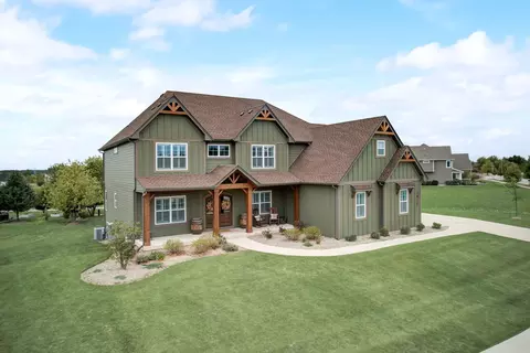 1076 Redbud Ln, Sugar Grove, IL 60554