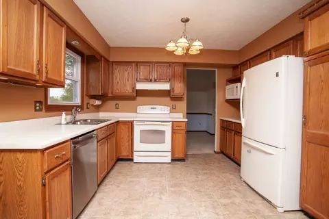 207 Clover Ct, Bloomington, IL 61704 photo 3