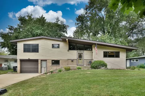 423 Parkside Dr, Sycamore, IL 60178