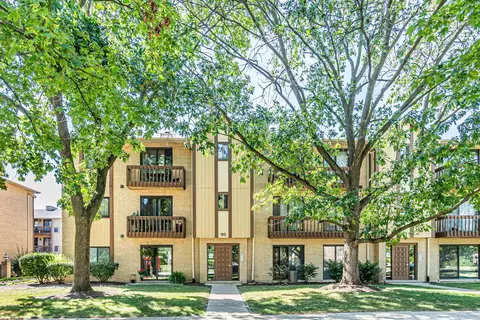 95 Olesen Dr #2P, Naperville, IL 60540