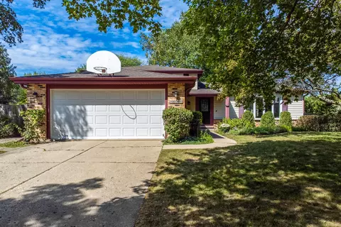 1137 Weeping Willow Ln, Libertyville, IL 60048
