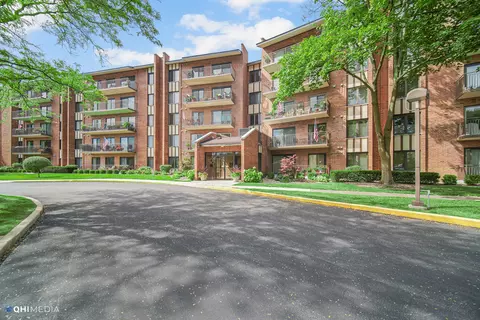 701 Lake Hinsdale Dr #301, Willowbrook, IL 60527