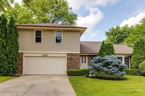 1207 Trinity Pl, Libertyville, IL 60048