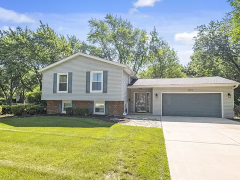 2219 Kingston Dr, Wheaton, IL 60189